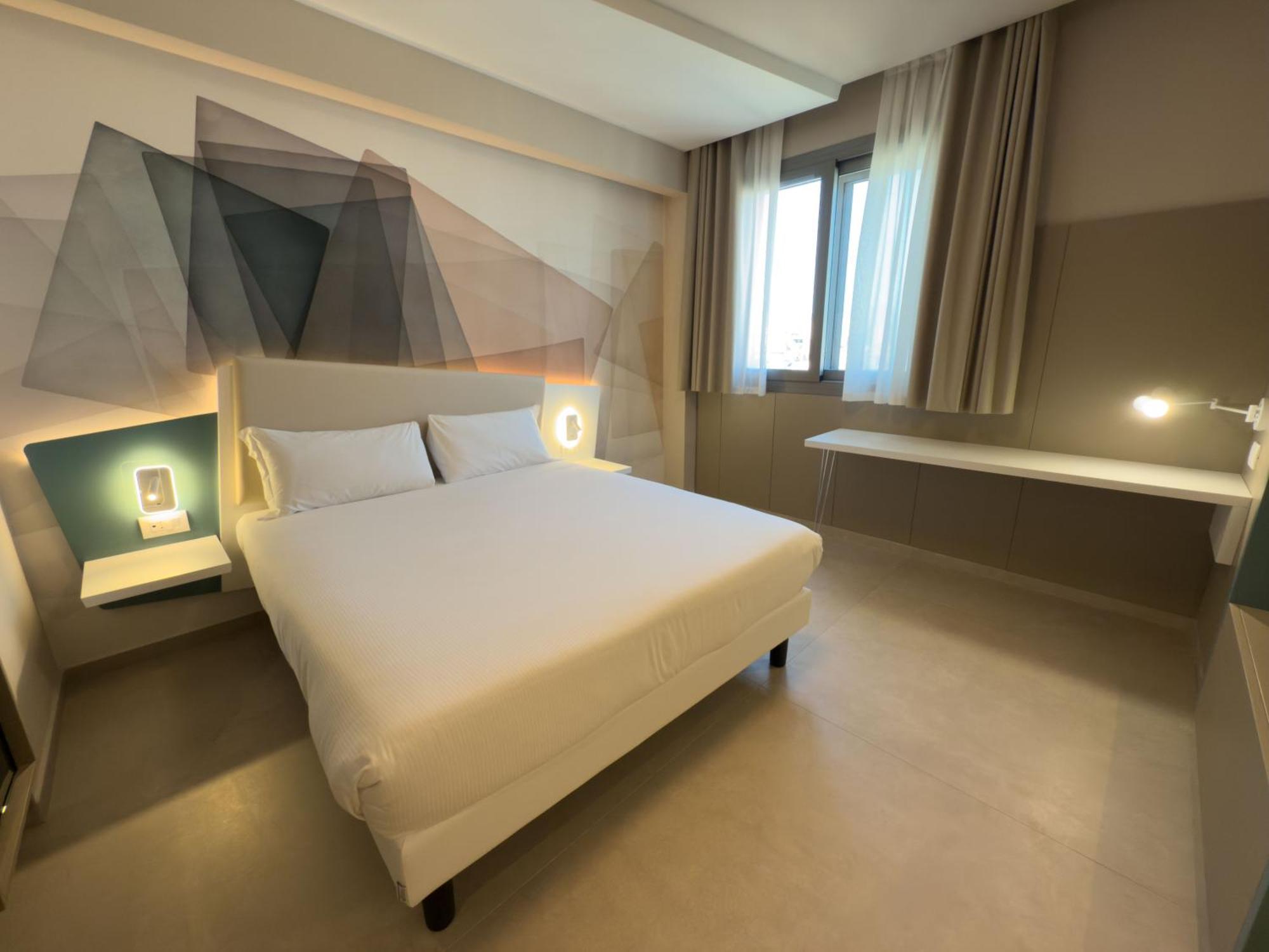 Panoramic Room City View